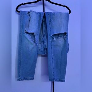 Light Washed Ripped Jeans💙